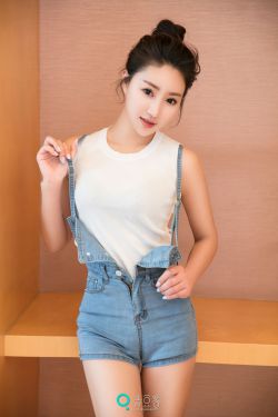 两个领导在车里吃我奶